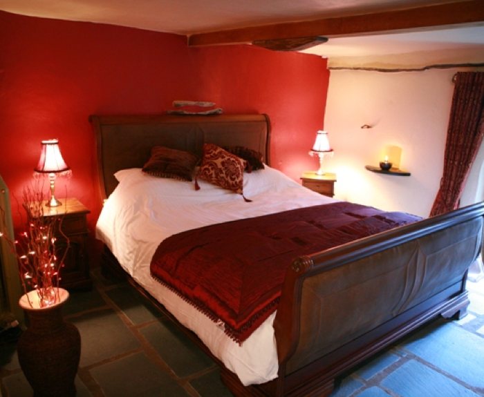 This former hay barn retains its original oak beams, with high ceilings in the lounge and dining area creating light and space.
Double glazed patio doors, open out to uninterrupted rolling fells which catch wondrous sunsets in summer and beautiful night skies in winter. On this level you also have a fully equipped modern kitchen and second bathroom with shower and bath.
Going down the polished slate staircase leads you to the master bedroom and a super kingsize sleigh bed for your comfort. To spoil you even more the ensuite includes: a spa bath with 18 jets to massage the stresses away and a power shower to invigorate.
From the lounge you can take the oak staircase up to the mezzanine to a cosy double room.