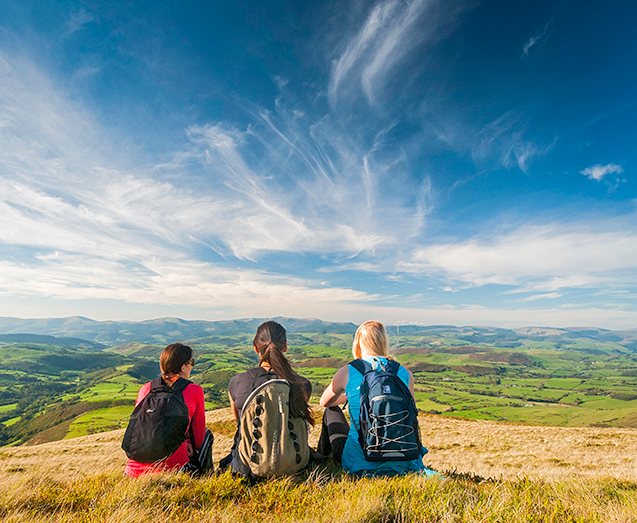 The Glyndŵr’s Way is a 135 mile (209km) horseshoe shaped National Trail starting at Knighton, on the Border of England and Wales. The trail crosses west through the Radnoshire Hills through market towns and farmland ending at Welshpool in the heart of Mid Wales.
Owain Glyndŵr (c. 1349 or 1359 – c. 1415) was a Welsh ruler and the last native Welshman to hold the title Prince of Wales (Tywysog Cymru). He instigated a fierce and long-running but ultimately unsuccessful revolt against Henry IV of England. No one knows exactly when or where Owain died. But he acquired a mythical status as the hero awaiting the call to return and liberate his people.