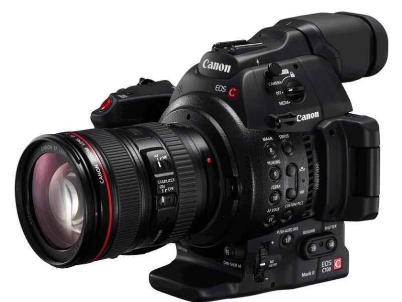 Canon EOS C100 Mark II + EF 24-105mm