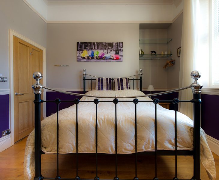 You will be sure of a comfortable stay in this stylish period ground floor room which has a contemporary twist. It boasts a beautiful solid oak floor, imposing king sized bed . 

‘Black Sheep’ benefits from ”wet room style” ensuite with power shower and is wheelchair accessible. Rate includes Breakfast. Dog Friendly.