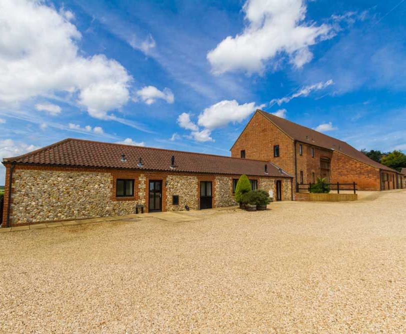 Enjoy the wonderful views across the fields towards Bircham Windmill from this spacious single storey cottage for 4/5 people.

It benefits from ample parking right outside the cottage and level access in and around the cottage to the paved garden area at the back and communal grassy area.

The sunny, light and spacious living space is designed for both the able and disabled user.