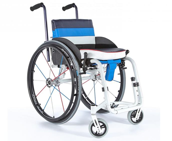 The DaVinci growing wheelchair frame keeps cost down as the frame will grow in three stages, from it’s original size of 12”x 12” seat to 15″ x 15”.
The cantilever-style frame makes for a lightweight frame with very little under the seat to obstruct easy loading into a car. This design also helps to keep costs down. The frame is made from thin wall but larger diameter aluminium tubing which gives it strength yet keeps the lightness required for to be easy to handle.
The frame shape allows the fitting of most popular powered rear-wheel sets.