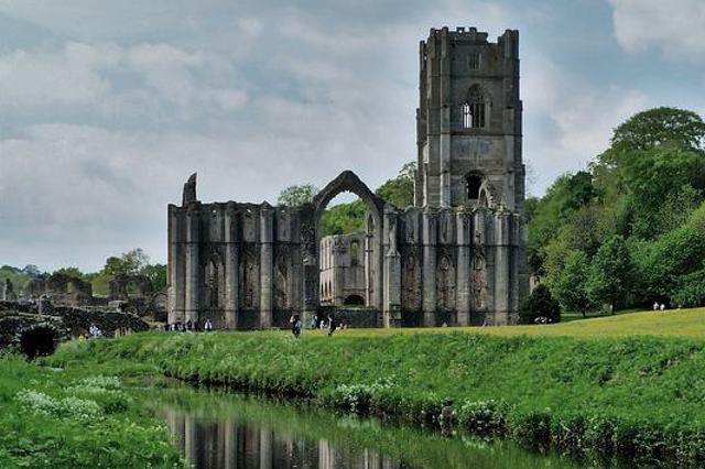architecture-3094336_640 Fountains Abbey